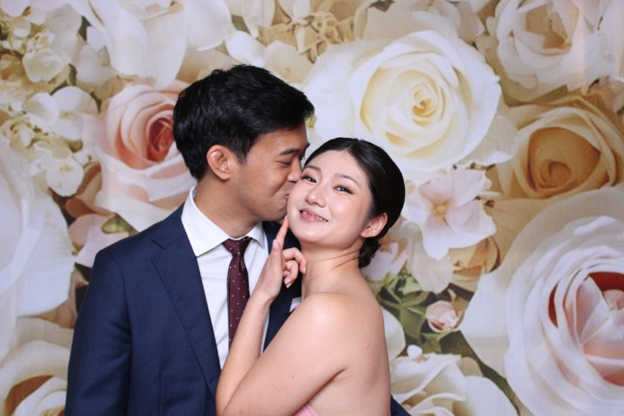 How Do You Match Your Photo Booth Prints to Your Wedding Colour Palette?
